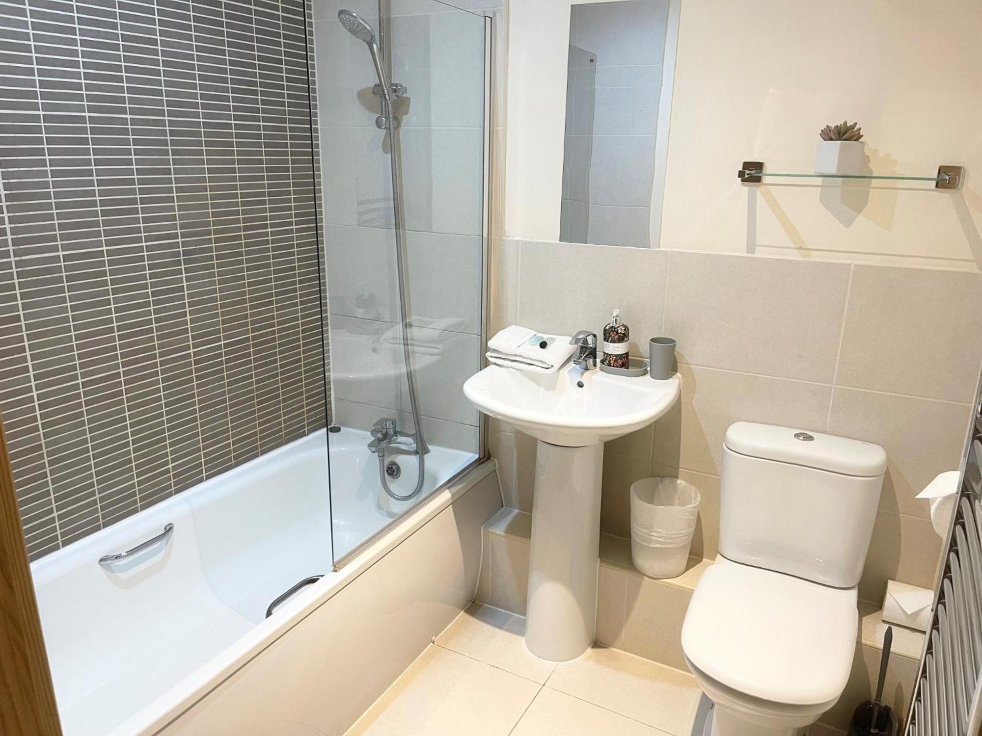 Blue Sky Apartments@Guildford Town Centre ภายนอก รูปภาพ