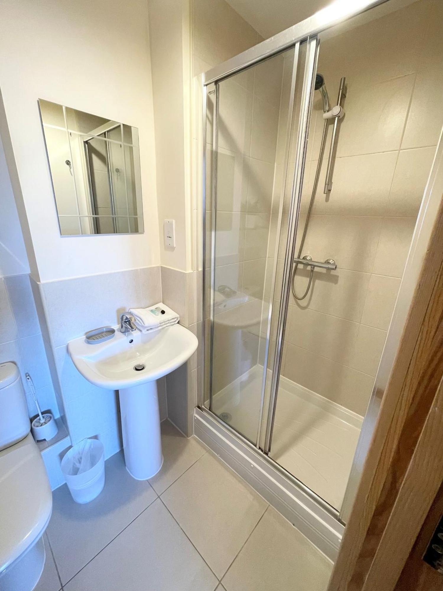 Blue Sky Apartments@Guildford Town Centre ภายนอก รูปภาพ