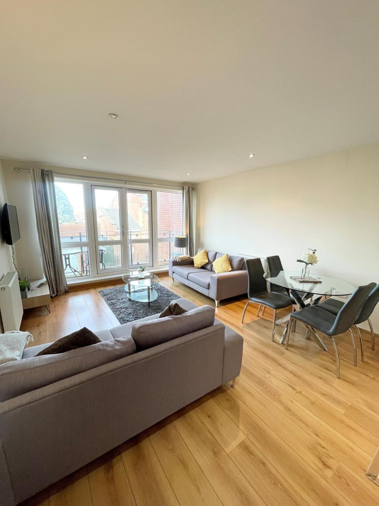 Blue Sky Apartments@Guildford Town Centre ภายนอก รูปภาพ