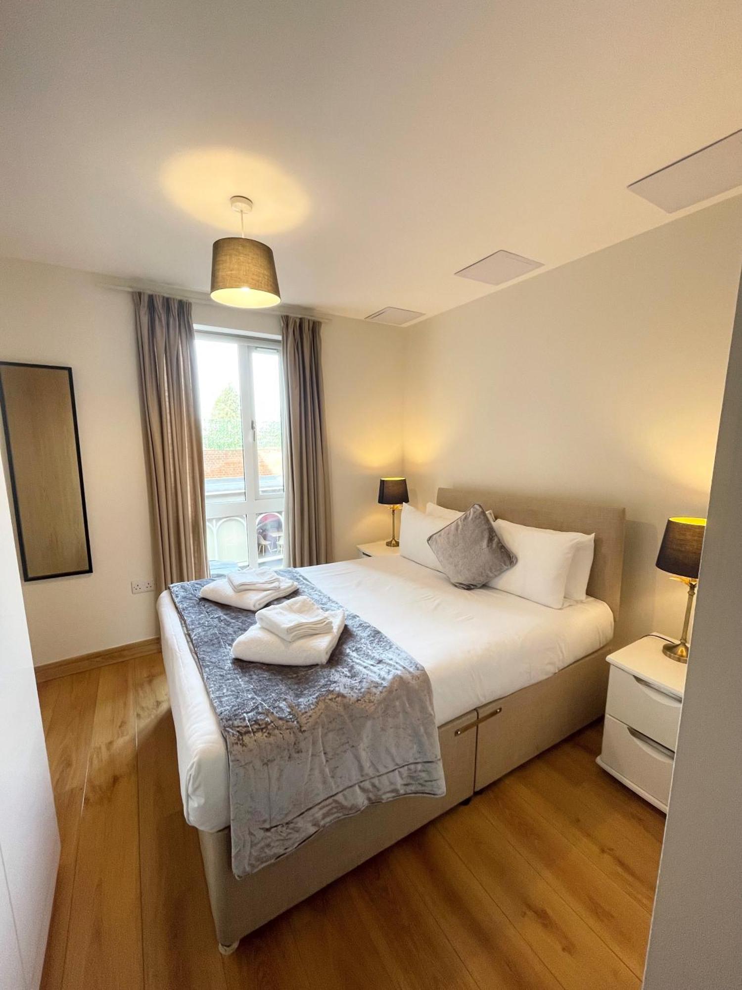 Blue Sky Apartments@Guildford Town Centre ภายนอก รูปภาพ
