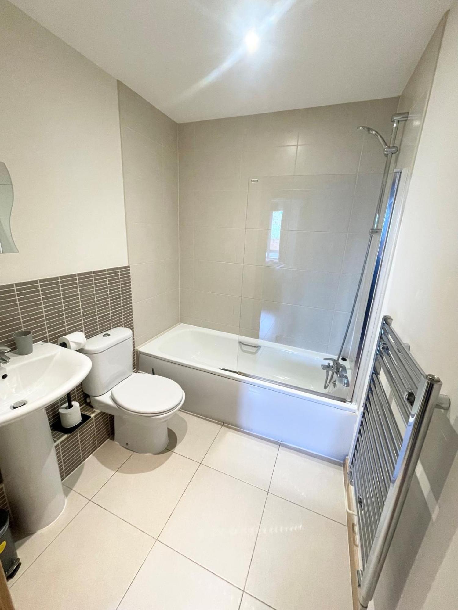 Blue Sky Apartments@Guildford Town Centre ภายนอก รูปภาพ