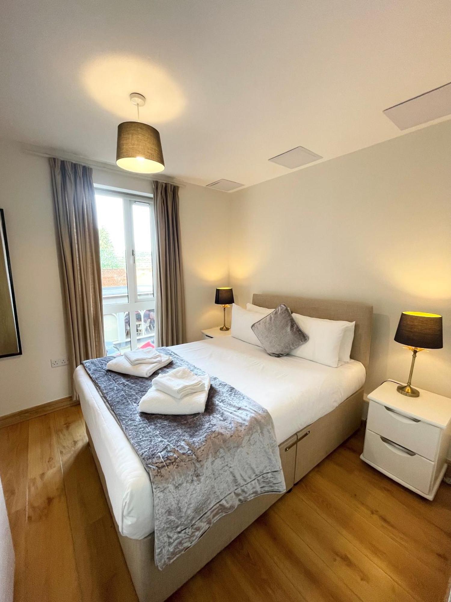 Blue Sky Apartments@Guildford Town Centre ภายนอก รูปภาพ